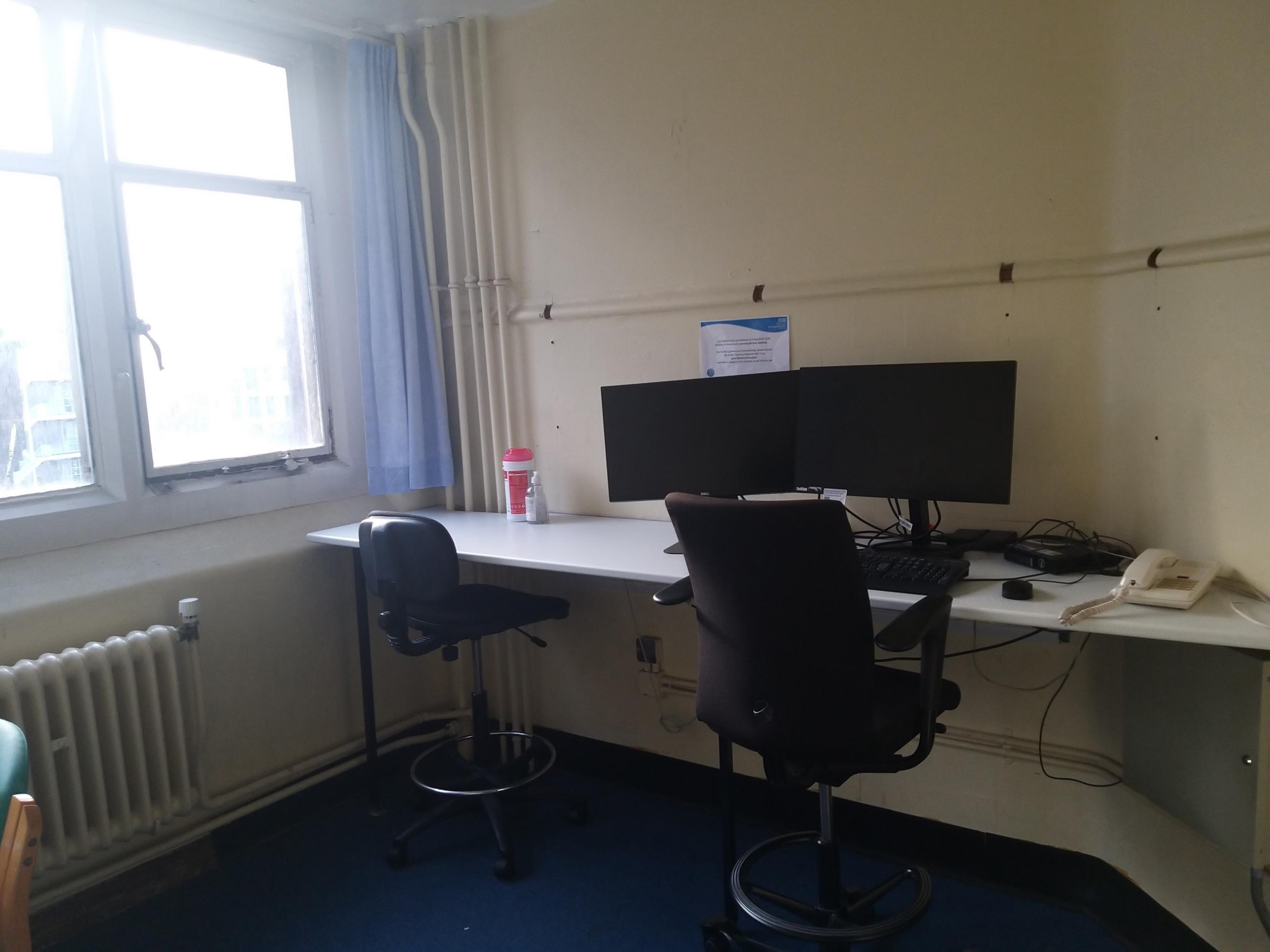 Small room with a PC with a double monitor